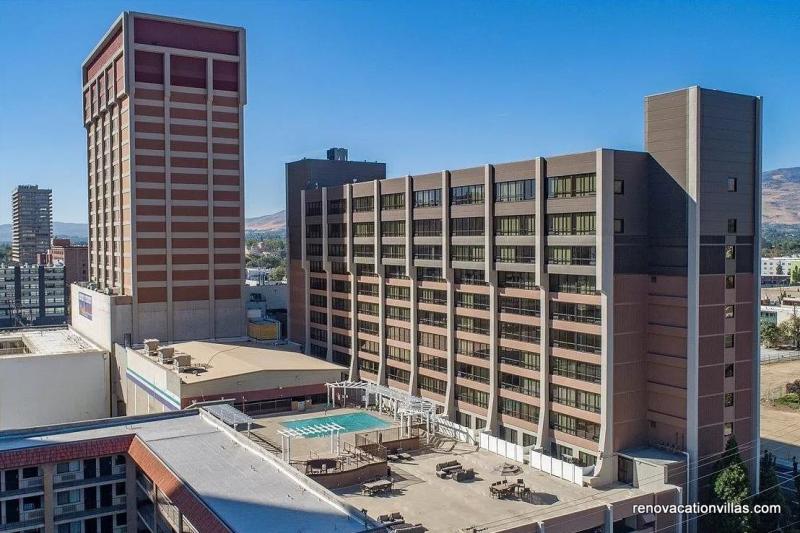 Roof top deck & swimming pool